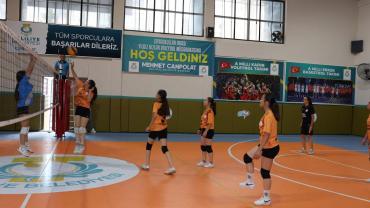 Genç Sporcular Haliliye'de Voleybol Coşkusu Yaşadı
